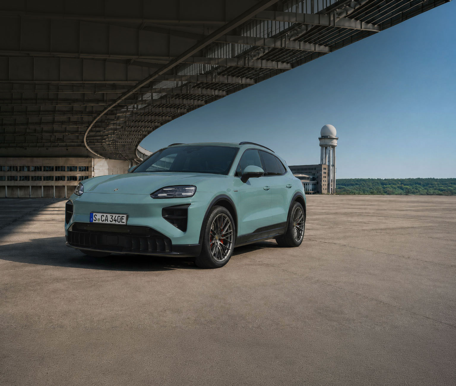 Porsche Cayenne electric auf dem Vorfeld des Flughafens Berlin Tempelhof